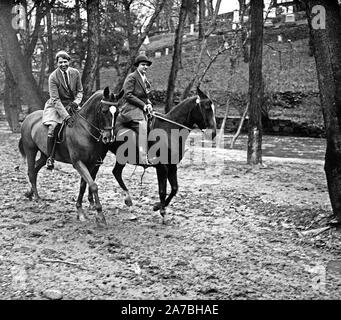 Eleanor Roosevelt a cavallo ca. 1933 Foto Stock