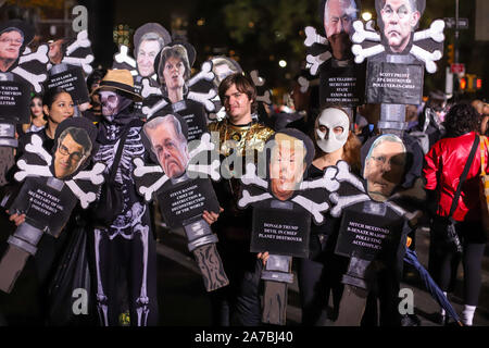 Nova Iorque, Nova Iorque, Estados Unidos. 31 ott 2019. I festaioli di partecipare nel 2019 New York City Halloween Parade su ottobre 31, 2019 a New York City. Credito: William Volcov/ZUMA filo/Alamy Live News Foto Stock