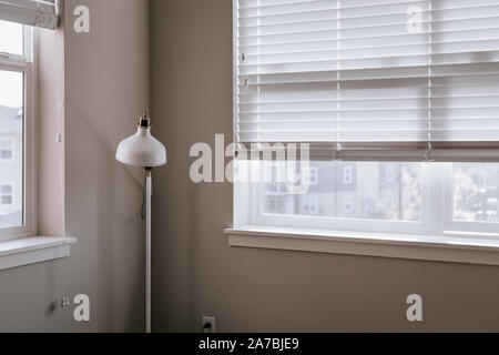 La luce del sole proveniente attraverso le veneziane dalla finestra a casa accogliente Foto Stock