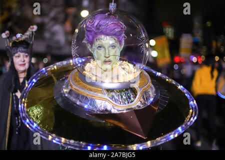 Nova Iorque, Nova Iorque, Estados Unidos. 31 ott 2019. I festaioli di partecipare nel 2019 New York City Halloween Parade su ottobre 31, 2019 a New York City. Credito: William Volcov/ZUMA filo/Alamy Live News Foto Stock