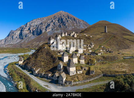 Dargavs, la città medievale di morti nelle montagne del Caucaso. Ossezia del nord. Girato in un drone. Foto Stock