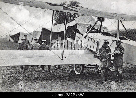 Un tedesco Flyer conversando con il comandante prima di montare il suo piano di osservazione ca. 1914-1918 Foto Stock