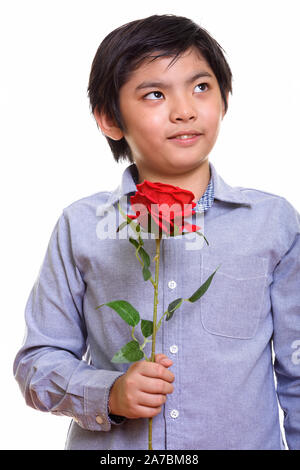 Studio shot del ragazzo giapponese isolata contro uno sfondo bianco Foto Stock