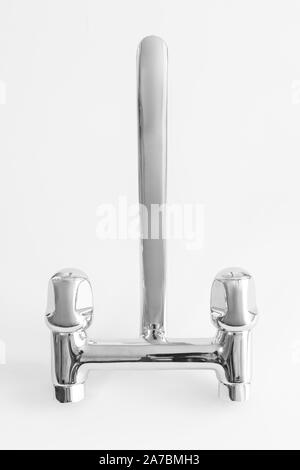 Rubinetto di acqua realizzato in materiale cromato su sfondo bianco. Foto Stock
