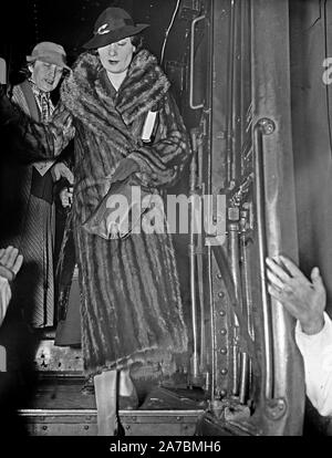 Lussuoso donna che indossa una pelliccia ca. 1934 Foto Stock