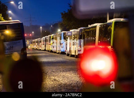 Offenbach, Germania. 01 Nov, 2019. Nelle prime ore del mattino lo sciopero dei conducenti di autobus autobus stand in una lunga fila di fronte la stazione centrale degli autobus di deposito. In Hesse, driver di imprese di autobus private erano andati in un colpo di avvertimento al fine di aumentare la pressione sui datori di lavoro negli attuali negoziati salariali. Credito: Frank Rumpenhorst/dpa/Alamy Live News Foto Stock