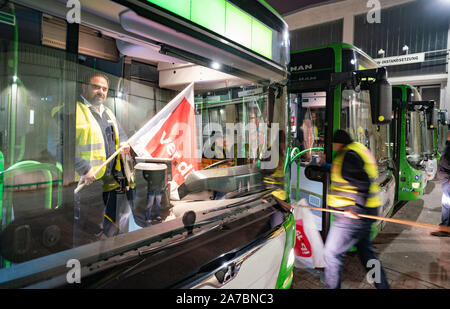 Offenbach, Germania. 01 Nov, 2019. Durante lo sciopero la mattina presto, i conducenti di autobus schierati al loro veicoli che erano rimaste nella zona centrale di deposito degli autobus. In Hesse, driver di imprese di autobus private erano andati in un colpo di avvertimento al fine di aumentare la pressione sui datori di lavoro negli attuali negoziati salariali. Credito: Frank Rumpenhorst/dpa/Alamy Live News Foto Stock