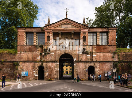 Vista sulla porta San Pietro, a Lucca, Italia. E' una porta d'ingresso delle mura situate nella parte sud della citta'. Foto Stock