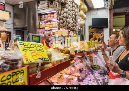 Il famoso mercato del venerdì a Ventimiglia in Italia Foto Stock