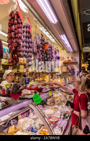Il famoso mercato del venerdì a Ventimiglia in Italia Foto Stock
