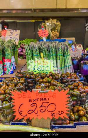 Il famoso mercato del venerdì a Ventimiglia in Italia Foto Stock