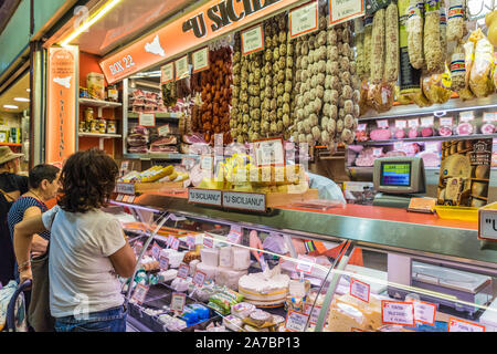 Il famoso mercato del venerdì a Ventimiglia in Italia Foto Stock