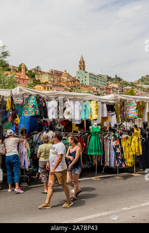 Il famoso mercato del venerdì a Ventimiglia in Italia Foto Stock