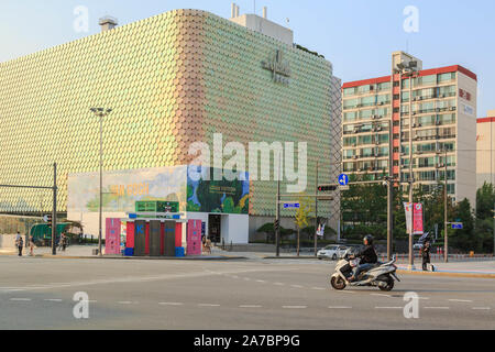 Seoul, Corea del Sud. Apgujeong-ro, zona conosciuta come 'K star" la strada è occupata con high end negozi tra cui la Galleria Hall Luxury department store. Foto Stock