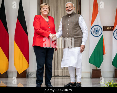 New Delhi, India. 01 Nov, 2019. Il cancelliere Angela Merkel (CDU) è accolto da Narendra Modi, Primo Ministro dell'India. Merkel è a Delhi per il governo German-Indian consultazioni. Credito: Michael Kappeler/dpa/Alamy Live News Foto Stock