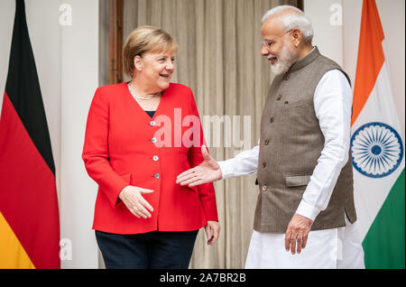 New Delhi, India. 01 Nov, 2019. Il cancelliere Angela Merkel (CDU) è accolto da Narendra Modi, Primo Ministro dell'India. Merkel è a Delhi per il governo German-Indian consultazioni. Credito: Michael Kappeler/dpa/Alamy Live News Foto Stock