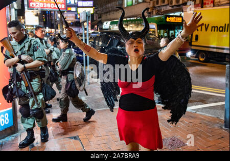 Hong Kong, Cina. 31 ott 2019. Un manifestante grida slogan nella parte anteriore della polizia. I manifestanti di Halloween marzo nell isola di Hong Kong nonostante la polizia vietati raduni e confrontarsi con loro durante la notte. Credito: SOPA Immagini limitata/Alamy Live News Foto Stock