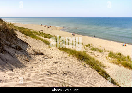 Poche persone sulla spiaggia, estate paesaggio di dune, mar Baltico, Curonian spit, la regione di Kaliningrad, Russia, Agosto 31, 2019 Foto Stock