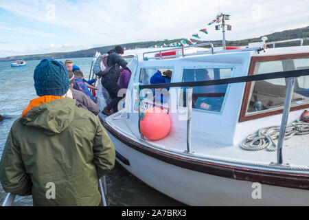 Osservazione dei delfini,barca,Cardigan Bay,NewQuay,New Quay,Newquay,a,popolare,pesca costiera,,village,città,popolare,per,barca,escursioni,West Wales,Galles,Welsh,UK,GB Foto Stock