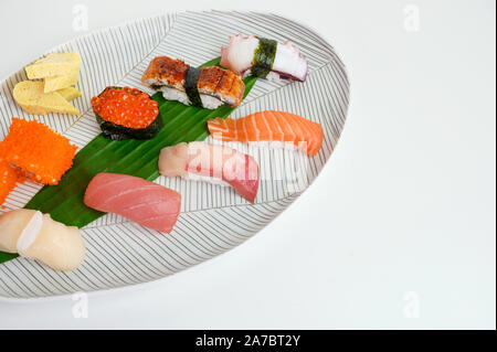 Varietà di giapponese nigiri sushi set di cibo tradizionale sulla piastra bianca Foto Stock