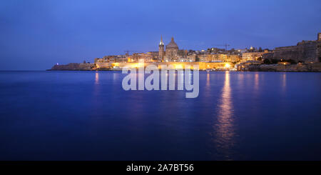 Panorama notturno della città vecchia di La Valletta, capitale di Malta Foto Stock