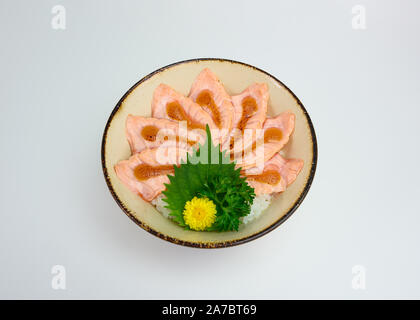 Donburi crudo affettato salmone affumicato con salsa di saikyo impostare giapponesi con il riso nel recipiente Foto Stock