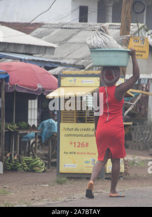 Strade di Camerun, area Sud Ovest, cosiddetto Ambazonia terra Foto Stock