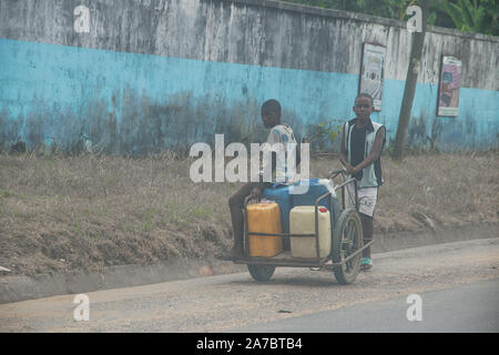 Strade di Camerun, area Sud Ovest, cosiddetto Ambazonia terra Foto Stock