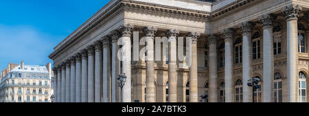 Parigi, vista dei tipici tetti della capitale francese, con la Bourse du Commerce sull'Ile de la Cite Foto Stock