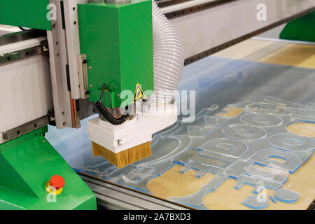 Raffreddati ad acqua e fresatura macchina per incisione. Macchina CNC. Il lavoro di fresatura nello spazio 2D e 3d. Lavorazione di vetro acrilico, modello di plastica e plexiglas. Foto Stock