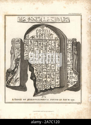 Tabella dei geroglifici trovati ad Axum. Incisione su rame da James Bruce 'Viaggi per scoprire la sorgente del Nilo, negli anni 1768, 1769, 1770, 1771, 1772 e 1773", Londra, 1790. James Bruce (1730-1794) era un esploratore scozzese e scrittore di viaggi che hanno speso più di dodici anni nel Nord Africa e in Etiopia. Incisi da Heath dopo un disegno originale da Bruce. Foto Stock