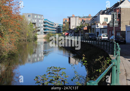 GENT, Belgio, 28 ottobre 2019: vista di un braccio del fiume Schelde come fluisce attraverso Ledeberg in Gent. Ledeberg è la più densamente popolata subur Foto Stock