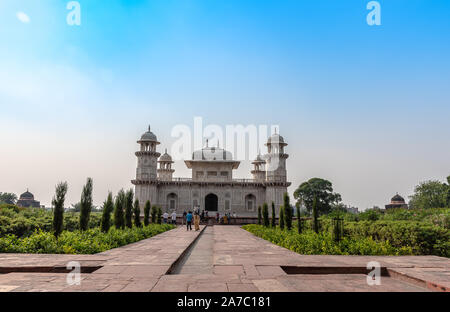 Tomba di I'timād-ud-Daulah noto anche come "jewel box', in Agra,l'India. Foto Stock