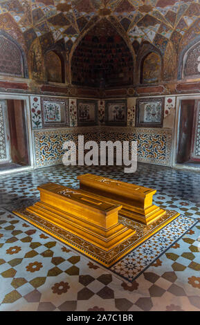 Cenotaphs di Hamida Banu iniziata, Dara Shikoh ecc in un lato camera presso la tomba di Humayun . Foto Stock