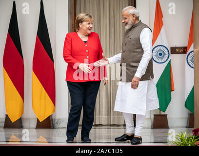 Neu Delhi, India. 01 Nov, 2019. Il cancelliere Angela Merkel (CDU) è accolto da Narendra Modi, Primo Ministro dell'India. Merkel è a Delhi per il governo German-Indian consultazioni. Credito: Michael Kappeler/dpa/Alamy Live News Foto Stock