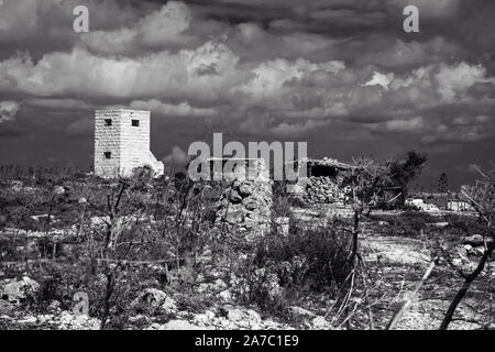 Una casa di cacciatore in campagna di Malta in bianco e nero Foto Stock