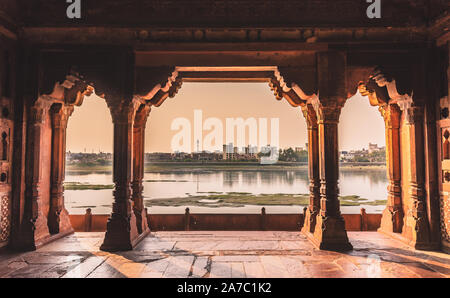 Struttura di architettura di Mughal che si affaccia sul fiume Yamuna e Agra cityscape. Foto Stock