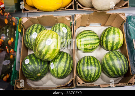 Foto ad una co-negozio di alimentari. Angurie in vendita Foto Stock