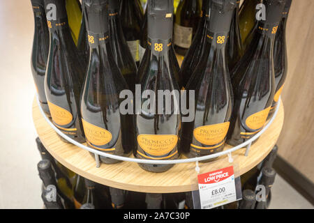 Foto ad una co-negozio di alimentari. Prosecco sul display Foto Stock