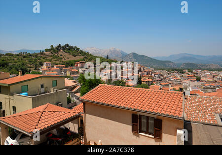 I tetti della città di Dorgali e il Supramonte mountain range paesaggio del paesaggio rurale della provincia di Nuoro in Sardegna Italia Europa Foto Stock