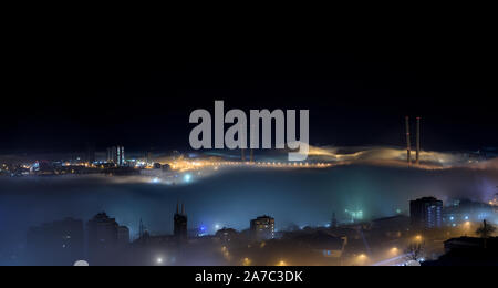 Vladivostok cityscape vista notturna. La nebbia sulla città. Foto Stock