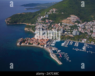 VISTA AEREA. Città medievale su un promontorio roccioso. Budva, Montenegro. Foto Stock