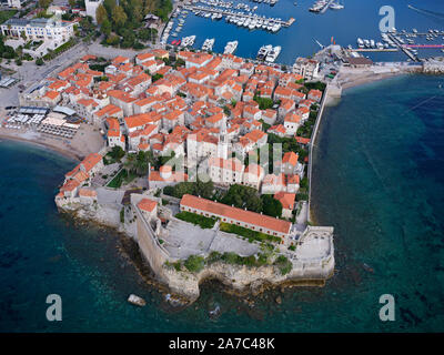 VEDUTA AEREA - Città medievale su un promontorio roccioso. Budva, Montenegro. Foto Stock