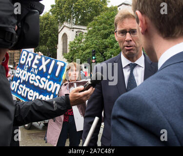 Westminster, Londra, Regno Unito. Il 25 settembre 2019. Un sostenitore brexit, detiene una targhetta come conservative MP Tobias Ellwood è intervistato al di fuori le case Foto Stock