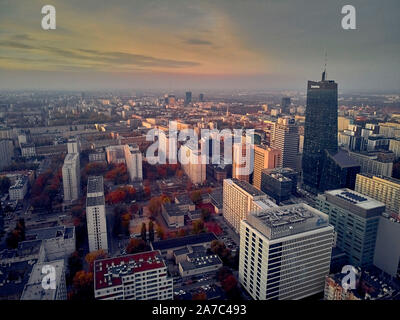 Varsavia, Polonia - 19 ottobre 2019: Bellissima vista panoramica antenna fuco vista panorama cityscape di Varsavia città moderna, Mennica Legacy grattacielo Torre Foto Stock