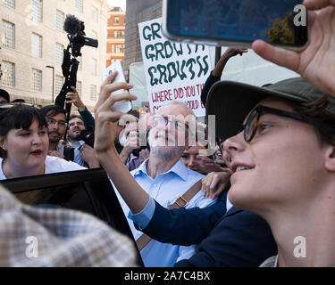 Millbank, Westminster, London, Regno Unito. Xx Settembre 2019. Jeremy Corbyn dopo il suo intervento al clima sciopero Foto Stock