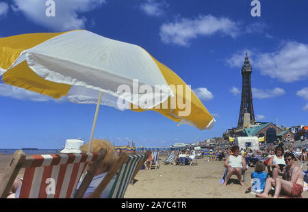 La Blackpool Tower visto dalla spiaggia, Lancashire, Inghilterra, Regno Unito Foto Stock