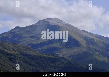 Il picco di Choinnich Sgurr Mor accanto a Ben Nevis in grigio Corries delle Highlands Scozzesi Scotland Regno Unito Foto Stock