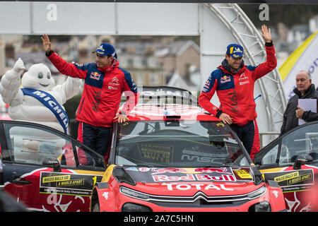 Sebastien Ogier e Julien Ingrassia sul podio alla cerimonia di chiusura delle celebrazioni per il 2019 WRC Rally Galles GB a Llandudno, Wales, Regno Unito Foto Stock