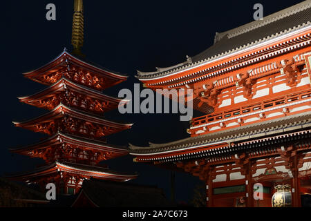 Il vecchio e storico Zen tempio giapponese edificio in Giappone città di notte Foto Stock